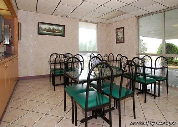 Econo Lodge Airport Hotel 2*