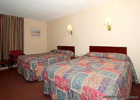 Econo Lodge Airport Hotel