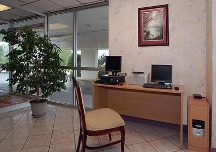Econo Lodge Airport Hotel