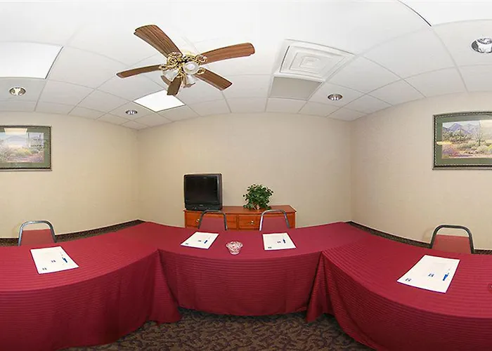 Econo Lodge Airport Hotel 2*